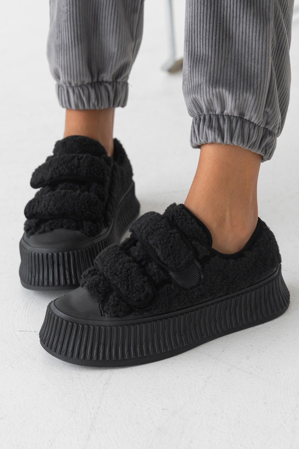 Кроссовки женские, арт 379M-H , мех искусственный, цвет черн.