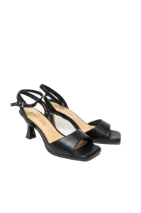 Босоножки на низком каблуке