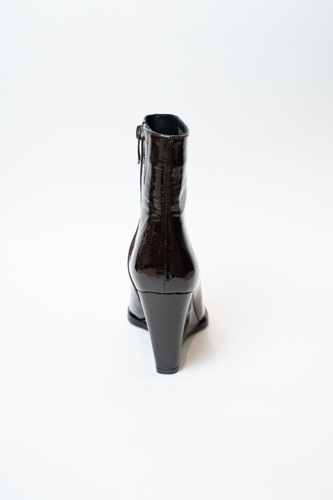 Ботинки женские, арт P111-602/729NP, натуральная лакированная кожа, цвет кор.