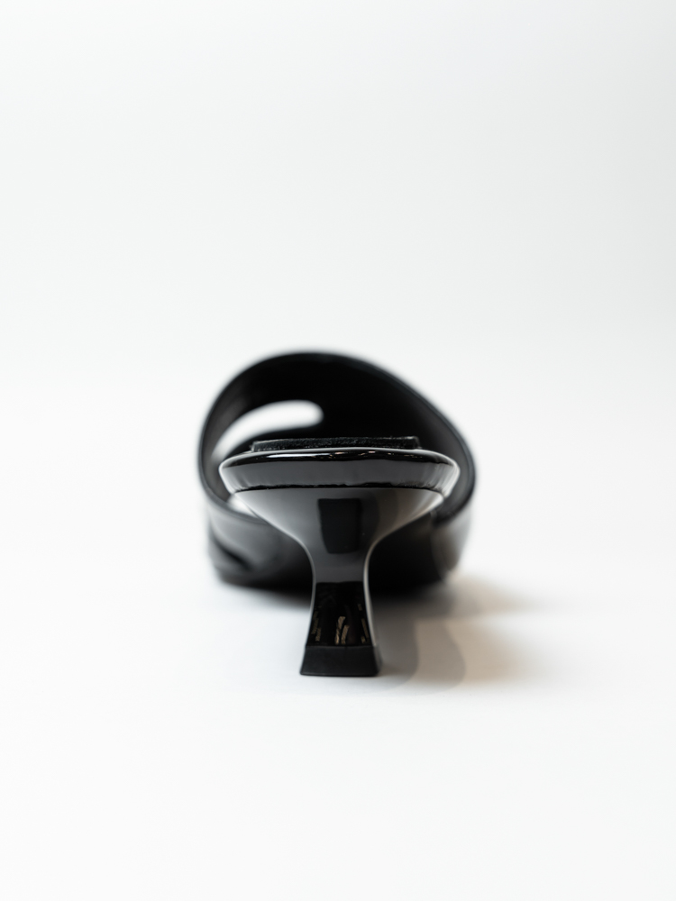 Сабо женские, арт B2222-01H-Y1225Y2, натуральная лакированная кожа, цвет черн.