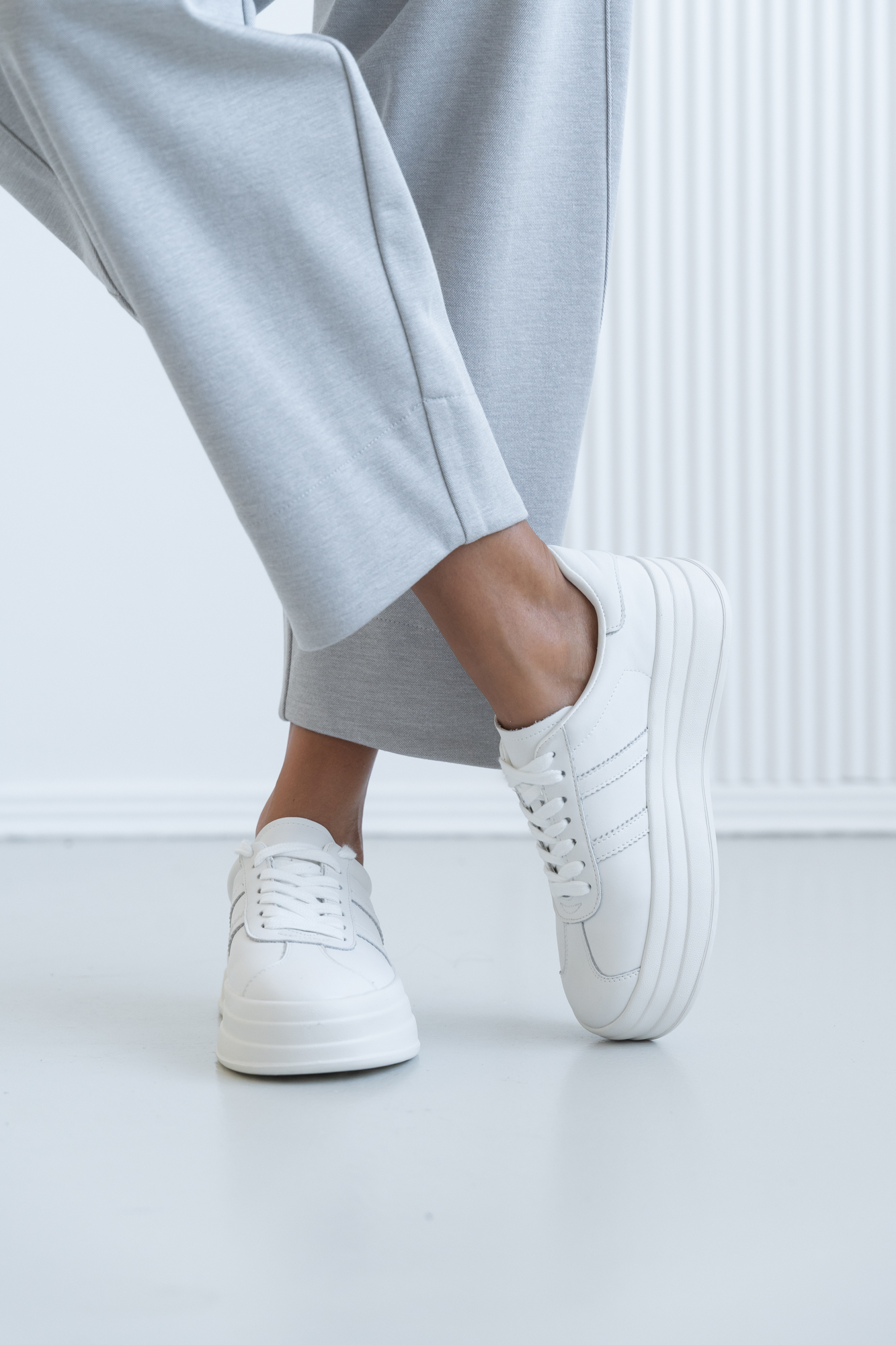 Кроссовки женские, арт 5501-B,натуральная кожа, цвет бел.