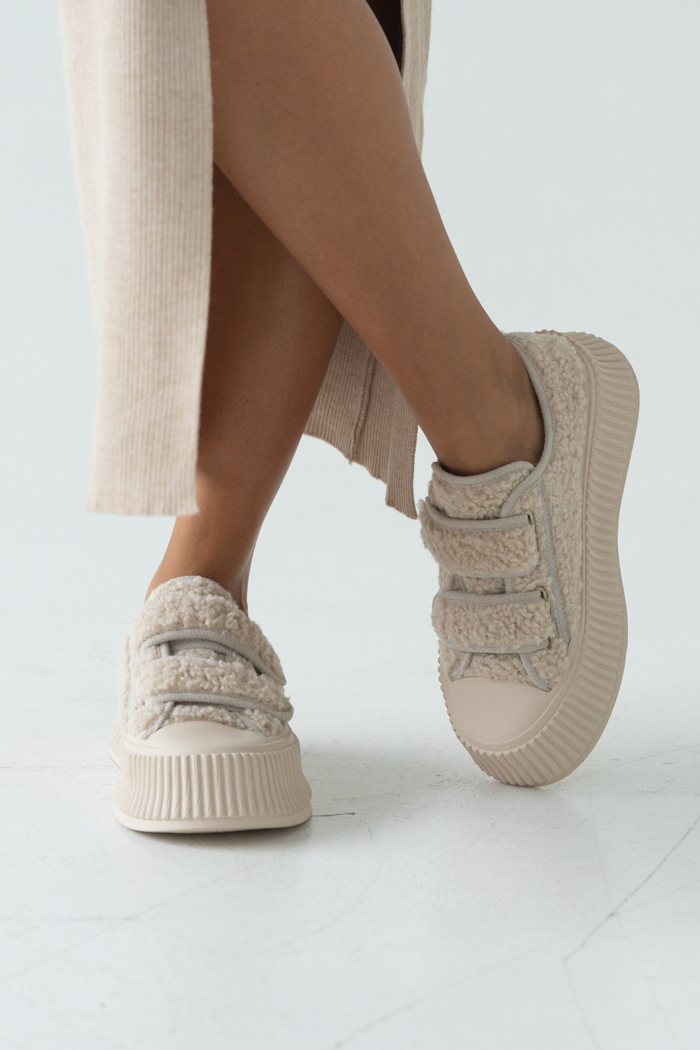 Кроссовки женские, арт 379M-M  , мех искусственный, цвет бел.