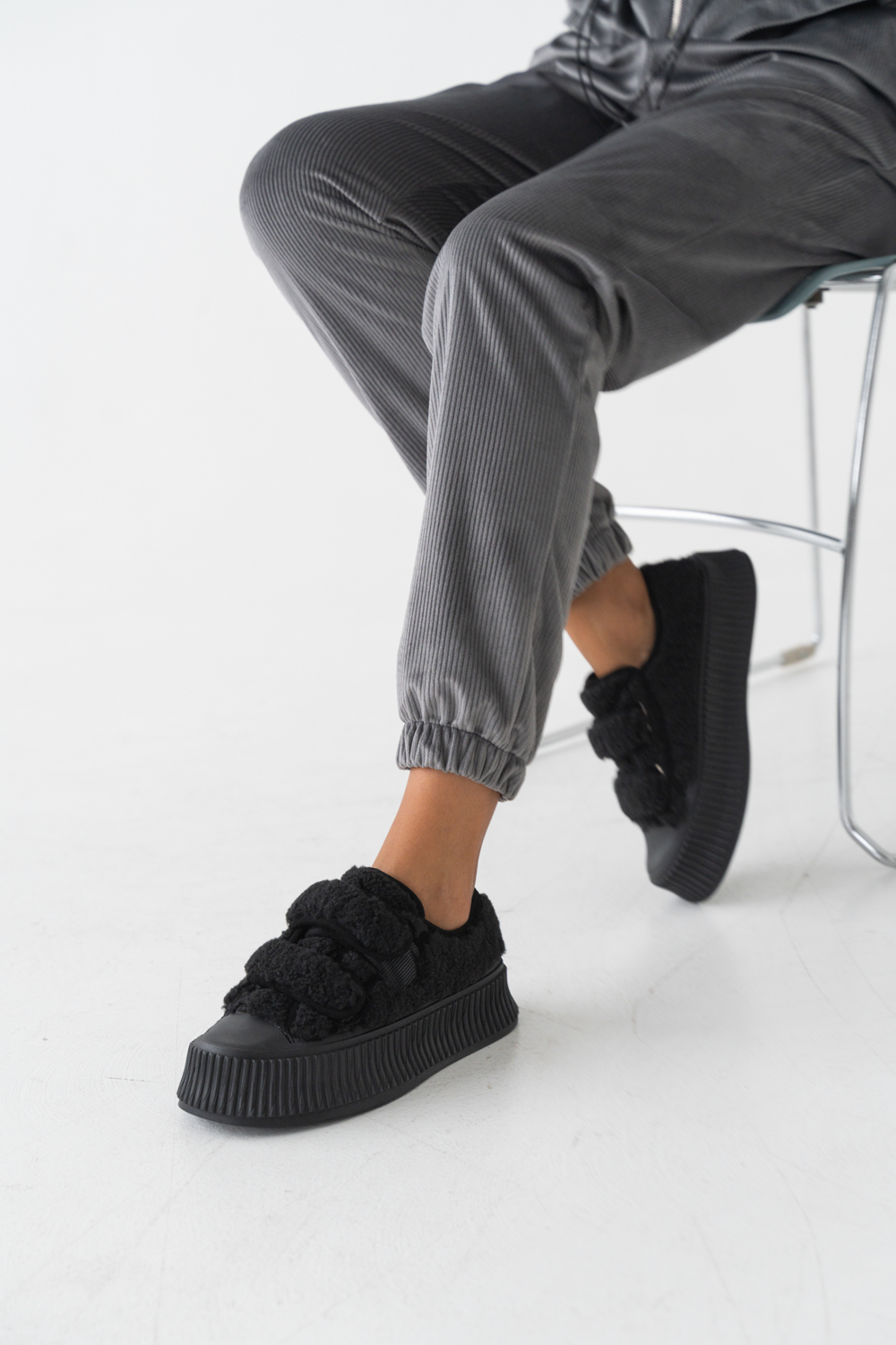 Кроссовки женские, арт 379M-H , мех искусственный, цвет черн.