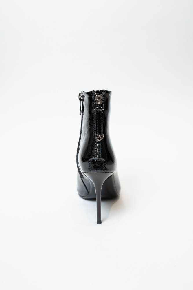 Ботинки женские, арт P113-350/728NP, натуральная лакированная кожа, цвет черн.