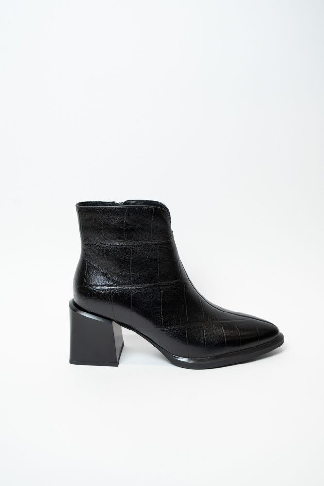 Ботинки женские, арт Y6636N858-Y471AR, натуральная кожа, цвет черн.
