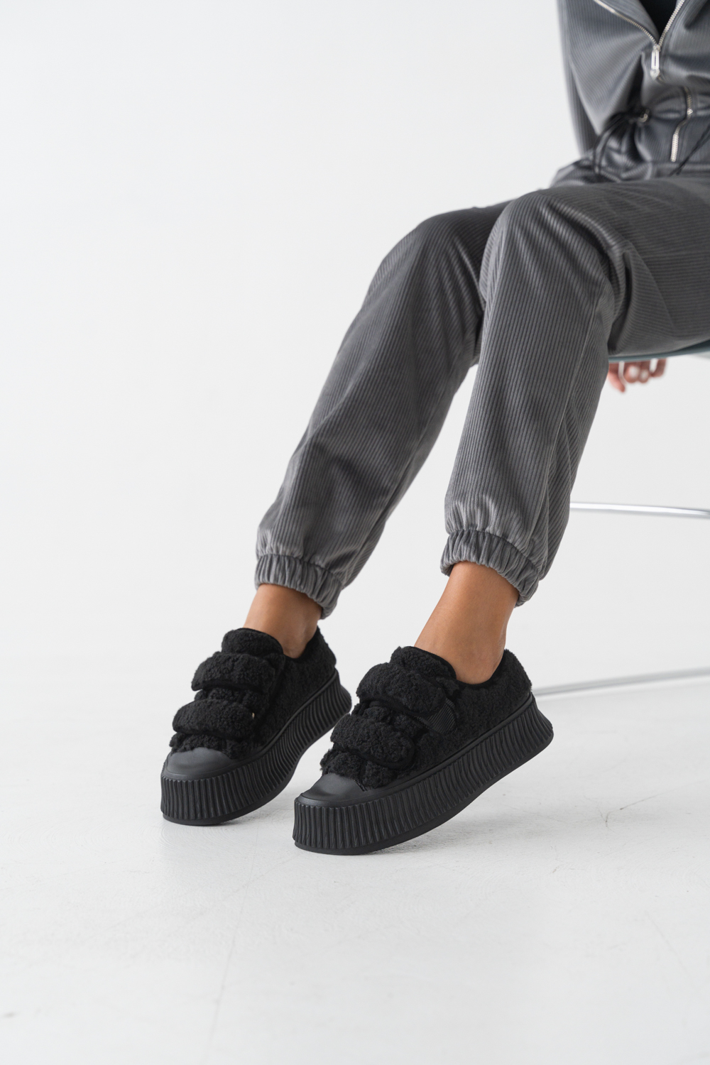 Кроссовки женские, арт 379M-H , мех искусственный, цвет черн.