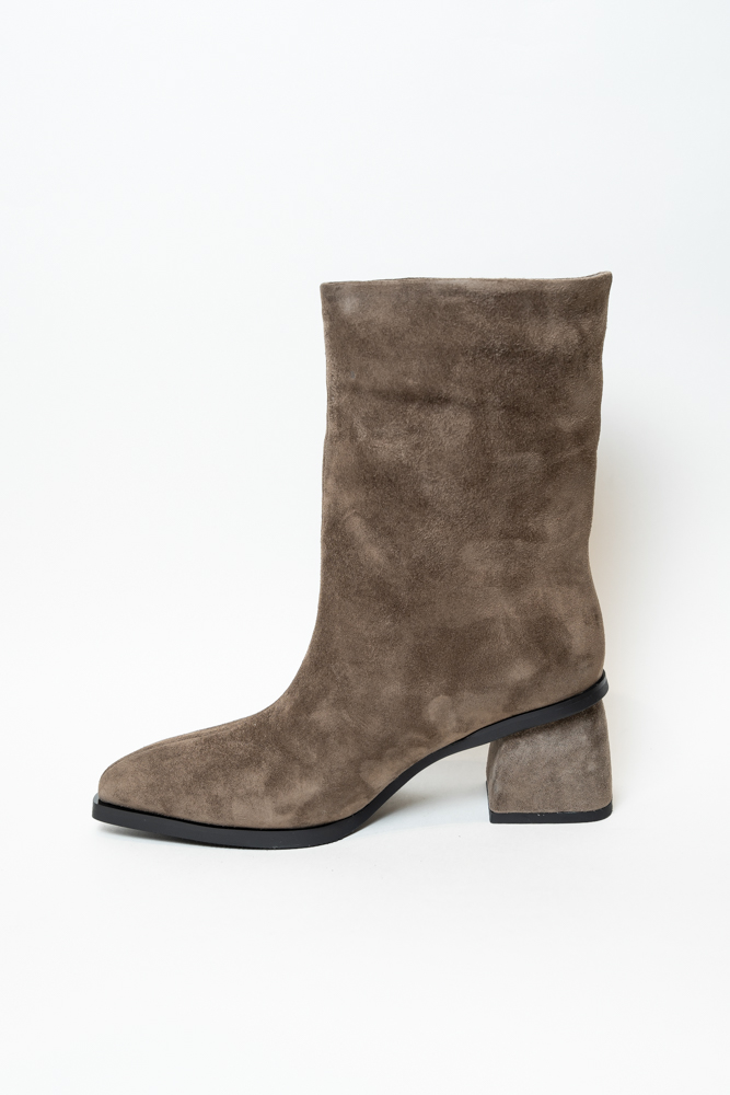 Ботинки женские, арт P111-453ZM/503YF, натуральная замша, цвет беж.